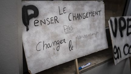 Quand les enseignants de l'Université Paris-Est-Créteil proposent au gouvernement de changer de méthode (plutôt que de pansement). (LAURE BOYER / HANS LUCAS / AFP)