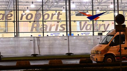 Un véhicule de la protection civile garé devant l'aéroport de Paris-Vatry (Marne), le 22 décembre 2023. (FRANCOIS NASCIMBENI / AFP)