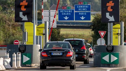 Des voitures au p&eacute;age de l'A26, &agrave; Arras (Pas-de-Calais), le 10 octobre 2014. (PHILIPPE HUGUEN / AFP)