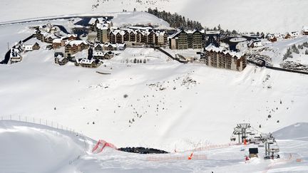 La station de Peyragudes, dans les Pyr&eacute;n&eacute;es. La situation financi&egrave;re des stations pyr&eacute;n&eacute;ennes est &eacute;pingl&eacute;e par la Cour des Comptes dans son rapport annuel rendu le mercredi 11 f&eacute;vrier 2015. (GAIZKA IROZ / AFP)