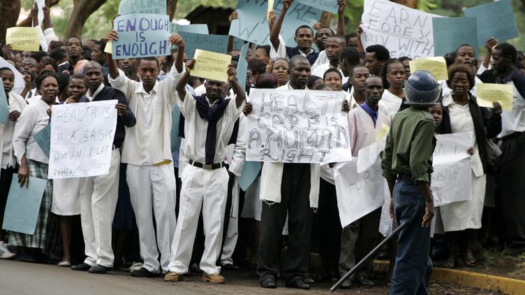 Zimbabwe Les Medecins Mettent Fin A 4 Mois De Greve Suite Au Don D Un Milliardaire