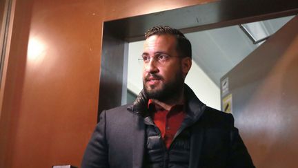 Alexandre Benalla à la sortie de sa détention provisoire à la prison de la Santé, à Paris, le 26 février 2019.&nbsp; (JACQUES DEMARTHON / AFP)