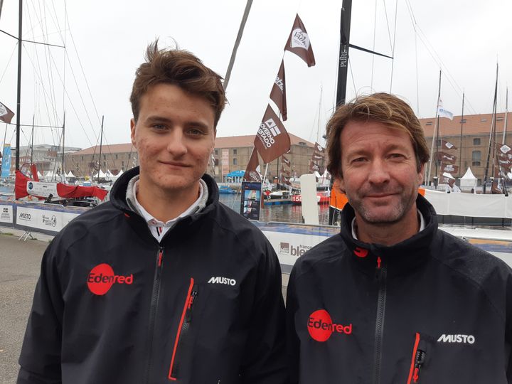 Basile Bourgnon (G) et Emmanuel Le Roch (D), prêts à défier la 14e édition de la Transat Jacques-Vabre&nbsp;à bord d'Eden Roch. (FABRICE RIGOBERT / RADIO FRANCE)