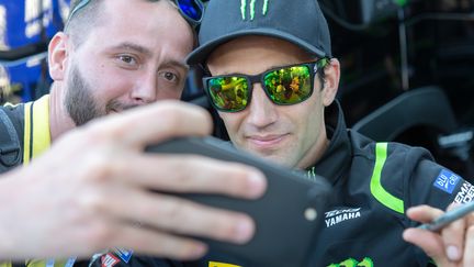 Johann Zarco avec un fan (SERGE TENANI / CROWDSPARK)