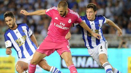 Karim Benzema (Real Madrid) cerné par la défense de la Real Sociedad (ANDER GILLENEA / AFP)