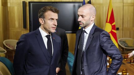 Emmanuel Macron (G) et le ministre français aux Affaires européennes Benjamin Haddad (D), le 7 novembre 2024 au sommet européen de Budapest. (LUDOVIC MARIN / AFP)