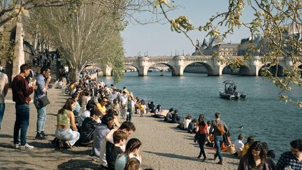 Des parisiens et des touristes profitent du soleil en bord de Seine, à Paris, le 26 mars 2022. (BENOIT DURAND / HANS LUCAS)