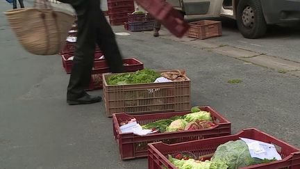 Alors que de nombreux marchés alimentaires sont encore fermés, samedi 25 avril, les maraîchers tentent tant bien que mal de vendre leur production pour survivre. À Reims (Marne), un producteur pratique la vente à la sauvette pour des clients qui ont déjà passé commande sur internet. (France 3)