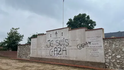 The national necropolis of La Ferté-Saint-Aubin was vandalized on Sunday, September 22 with pro-Palestinian inscriptions. (ARNAUD ROSZAK / RADIO FRANCE)