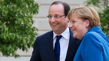 Fran&ccedil;ois Hollande (G.) et Angela Merkel, dans la cour de l'Elys&eacute;e le 27 juin 2012. (BERTRAND LANGLOIS / AFP)