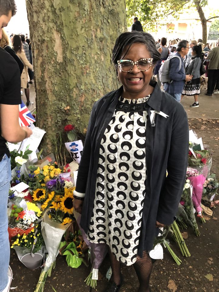 Arletty, 58 ans, a déposé un bouquet de fleurs aux abords de Buckingham Palace, à Londres, samedi 9 septembre 2022.&nbsp; (MARIE-ADELAIDE SCIGACZ / FRANCEINFO)