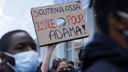 Une manifestation de soutien à la famille d'Adama Traoré, à Paris, le 7 mai 2021. (THOMAS SAMSON / AFP)