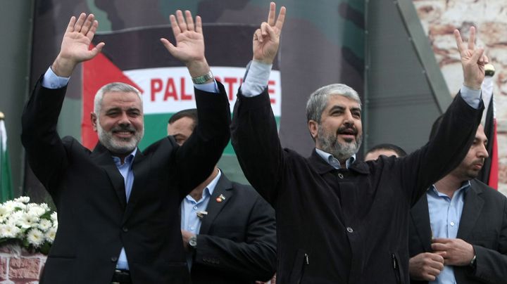 Khaled Mechaal, chef du Hamas en exil (D) et le chef du gouvernement du Hamas,&nbsp;Isma&iuml;l Haniyeh, &agrave; Gaza pour les 25 ans du mouvement, le 8 d&eacute;cembre 2012. (MAHMUD HAMS / AFP)