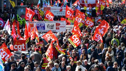 Des manifestants contre la réforme des retraites, le 28 mars 2023 à Limoges (Haute-Vienne). (PASCAL LACHENAUD / AFP)