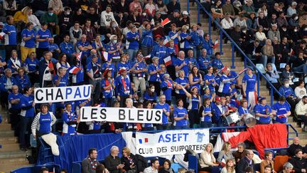 Les supporters de l'équipe de France de Coupe Davis au Palais des sports de Pau, le 5 mars 2022 lors de la deuxième journée du premier tour contre l'Equateur. (GAIZKA IROZ / AFP)