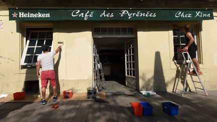 Les gérants du Café des Pyrénées, à Bayonne (Pyrénées-Atlantiques), préparent la réouverture, le 31 mai 2020. (GAIZKA IROZ / AFP)