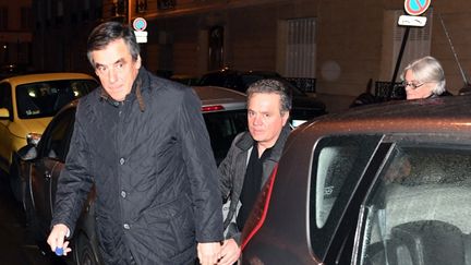 Le couple Fillon et leur garde du corps arrivent à leur domicile du 7e arrondissement de Paris après leur audition au parquet national financier à Nanterre (ALAIN JOCARD / AFP)