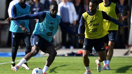 Moussa Sissoko (à gauche) et Alexandre Lacazette à l'entraînement avec l'équipe de France, le 20 mai 2016, à Biarritz (Pyrénées-Atlantiques).&nbsp; (FRANCK FIFE / AFP)