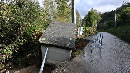 18 octobre 2024. Le village de Saint-Romain-en-Gier, dans le département du Rhône, au lendemain des inondations. Un transformateur enlevé de son emplacement à cause de la force de l'eau. (FREDERIC CHAMBERT / MAXPPP)