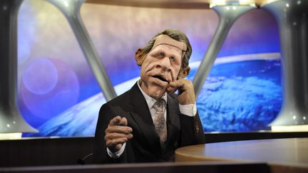 La marionnette de Patrick Poivre d'Arvor sur le plateau de l'&eacute;mission "Les Guignols de l'info", sur Canal+, en 2009. (STEPHANE DE SAKUTIN / AFP)