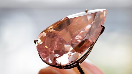 Le plus gros diamant rose vif taillé en poire a été vendu pour la somme record de 27,88 millions d'euros, frais compris, à Genève, a annoncé la maison Sotheby's (mai 2016)
 (FABRICE COFFRINI / AFP)