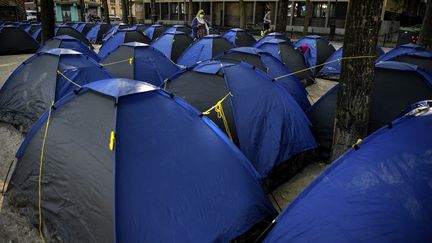 Un camp de migrants monté en une nuit à Paris par l'association Utopia 56, le 27 mai 2020 (illustration). (CHRISTOPHE ARCHAMBAULT / AFP)