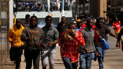 Harare, capitale de du zimbabwe : les manifestant&nbsp;fuient les gaz lacrymogènes après l'interdiction par la police des manifestations, contre l'austérité et l'augmentation du coût de la vie, appelées par l'opposition.
 (PHILIMON BULAWAYO / X02381)