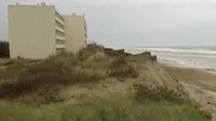 Érosion : un immeuble sous la menace des assauts de l'océan en Gironde