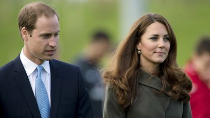 Le prince William et son &eacute;pouse Kate, au parc St George, &agrave; Burton upon&nbsp;Trent (Royaume-Uni), le 9 octobre 2012. (ADRIAN DENNIS / AFP)