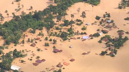 Des zones inondées, le 24 juillet 2018, dans la province d'Attapeu, dans le sud-est du Laos, après l'effondrement d'un barrage.&nbsp; (CHANTHATHONGLITH / XINHUA / AFP)