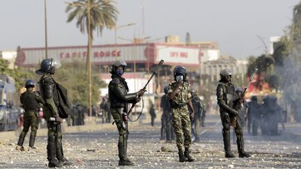 Des gendarmes interviennent à l'Université de Dakar contre des manifestants le 4 mars 2021. (SEYLLOU / AFP)