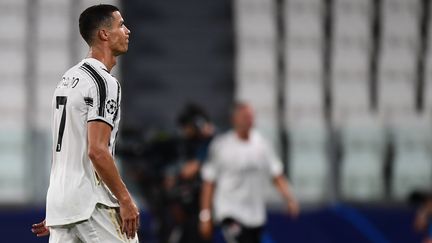 Cristiano Ronaldo déçu après l'élimination de la Juventus (MIGUEL MEDINA / AFP)