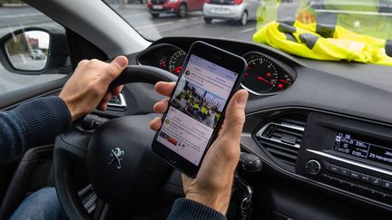 La mobilisation des "gilets jaunes" se fait notamment par les réseaux sociaux. (PHILIPPE RENAULT / MAXPPP)