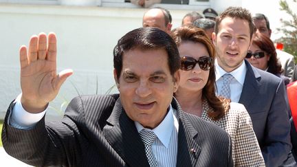 L'ancien président tunisien déchu, Zine El Abidine Ben Ali, en compagnie de son épouse Leïla Trabelsi et de son gendre Sakher El Materi, en mai 2010, à Tunis. (FETHI BELAID / AFP)