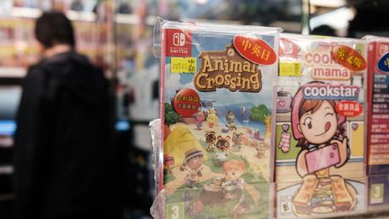 Un exemplaire du jeu vidéo "Animal Crossing : New Horizons" dans une boutique de Hong Kong le 10 avril 2020 (ANTHONY WALLACE / AFP)