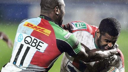 Aled Brew (Biarritz) stoppé par Hugo Monye (Harlequins)