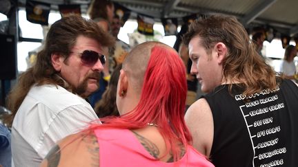 Des participants du festival du mulet, à Kurri Kurri (Australie), le 24 février 2018. (PETER PARKS / AFP)