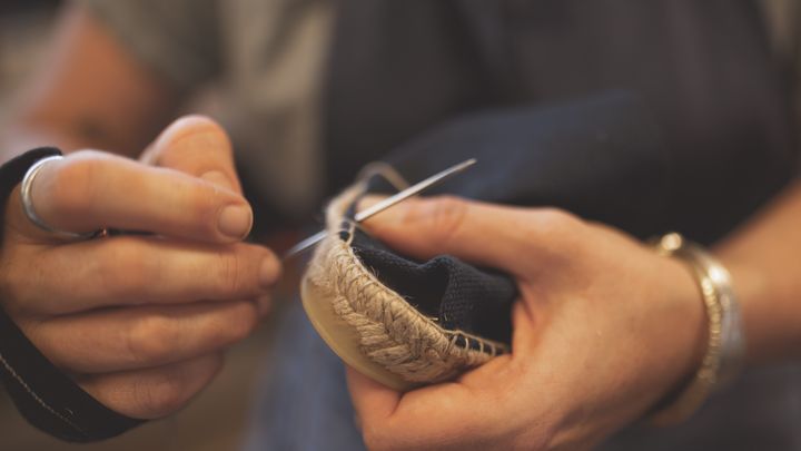 Les espadrilles Philippe Zorzetto sont réalisées dans l'atelier de Mauléon, en France (MARIE MONTIBERT)