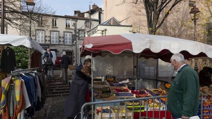 Les habitants dans les étals du marché de Chamalières (Puy-de-Dôme), le 3 décembre 2020. (THIERRY ZOCCOLAN / AFP)