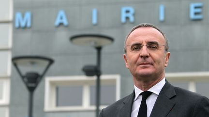 Le maire de Val-de-Reuil,&nbsp;Marc-Antoine Jamet, le 13 décembre 2013 devant la mairie. (CHARLY TRIBALLEAU / AFP)