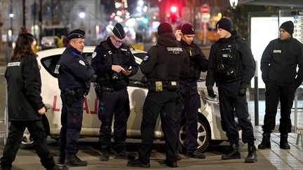 Le centre-ville de Laval a été évacué par la police, après deux alertes à la bombe qui visaient le lancement des Lumières, le 2 décembre 2023. (MARC OLLIVIER / MAXPPP)