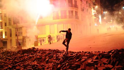 Un manifestant affronte les forces de l'ordre pr&egrave;s de la place Taksim &agrave; Istanbul (Turquie), le 5 juin 2013. (BULENT KILIC / AFP)