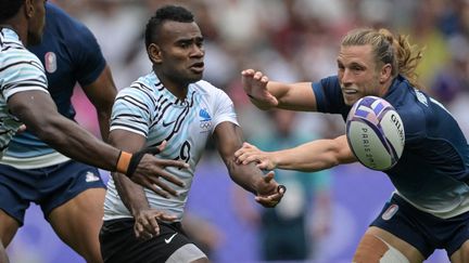 Jerry Tuwai et Stephen Parez à la lutte lors du match France-Fidji le 25 juillet 2024 au Stade de France (CARL DE SOUZA / AFP)