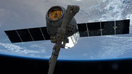 La capsule Dragon de SpaceX accroch&eacute;e au bras manipulateur de la Station spatiale internationale pour la ravitailler,&nbsp;le 20 avril 2014.&nbsp; (NASA / REUTERS )