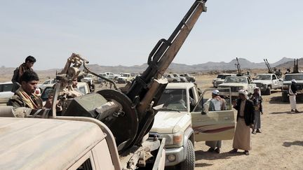 Des membres de tribus yéménites pro-houthis se rassemblent dans le district de Jihanah, dans la province de Sanaa, contrôlé par les Houthis soutenus par l'Iran au Yémen, pour protester contre les attaques des États-Unis et du Royaume-Uni au Yémen, le 28 janvier 2024. (MOHAMMED HAMOUD / ANADOLU / AFP)