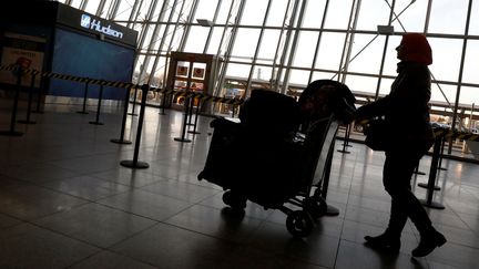 Des voyageurs arrivent à l'aéroport JFK, le 4 février 2017, à New York (Etats-Unis).&nbsp; (BRENDAN MCDERMID / REUTERS)