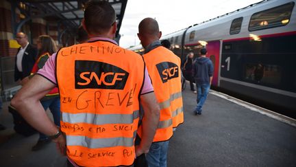 Des cheminots en grève à la gare de Valenciennes (Nord), le 28 mai 2018. (MAXPPP)