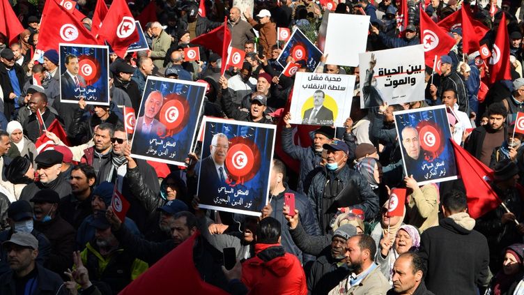 Des manifestants réunis à Tunis (Tunisie) pour demander la libération de détenus au président tunisien Kaïs Saïed, le 5 mars 2023. (FETHI BELAID / AFP)