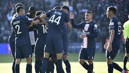 Les Parisiens célèbrent le but de Renato Sanches contre&nbsp;Auxerre, le 13 novembre 2022 au Parc des Princes. (STEPHANE DE SAKUTIN / AFP)