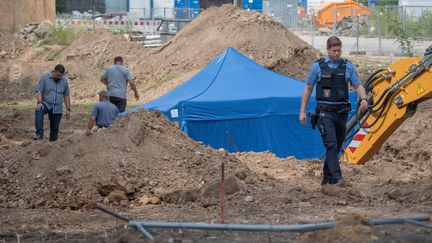 Une tente couvre une bombe datant de la seconde guerre mondiale à Francfort (Allemagne), le 30 août 2017.&nbsp; (BORIS ROESSLER / AFP)